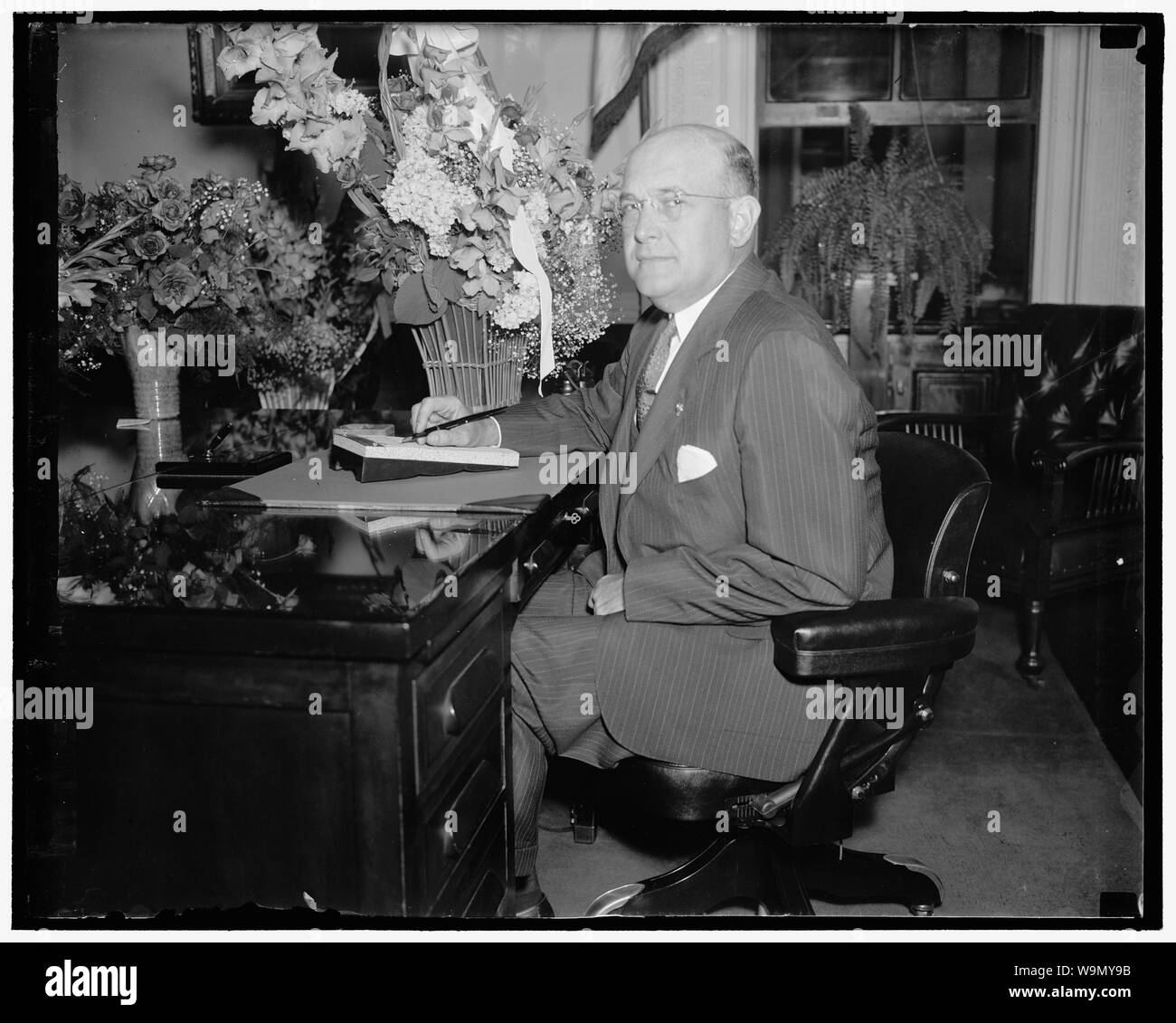 Übernimmt Posten als Stellvertretender Sekretär der Krieg Washington D.C. am 28. Juni. Louis A. Johnson, von Clarksburg, W. Va., an seinem Schreibtisch fotografiert heute kurz nach der Eidesleistung als Assistant Secretary des Krieges. Er ist ehemaliger nationaler Kommandant der amerikanischen Legion. 6/28/37 Stockfoto