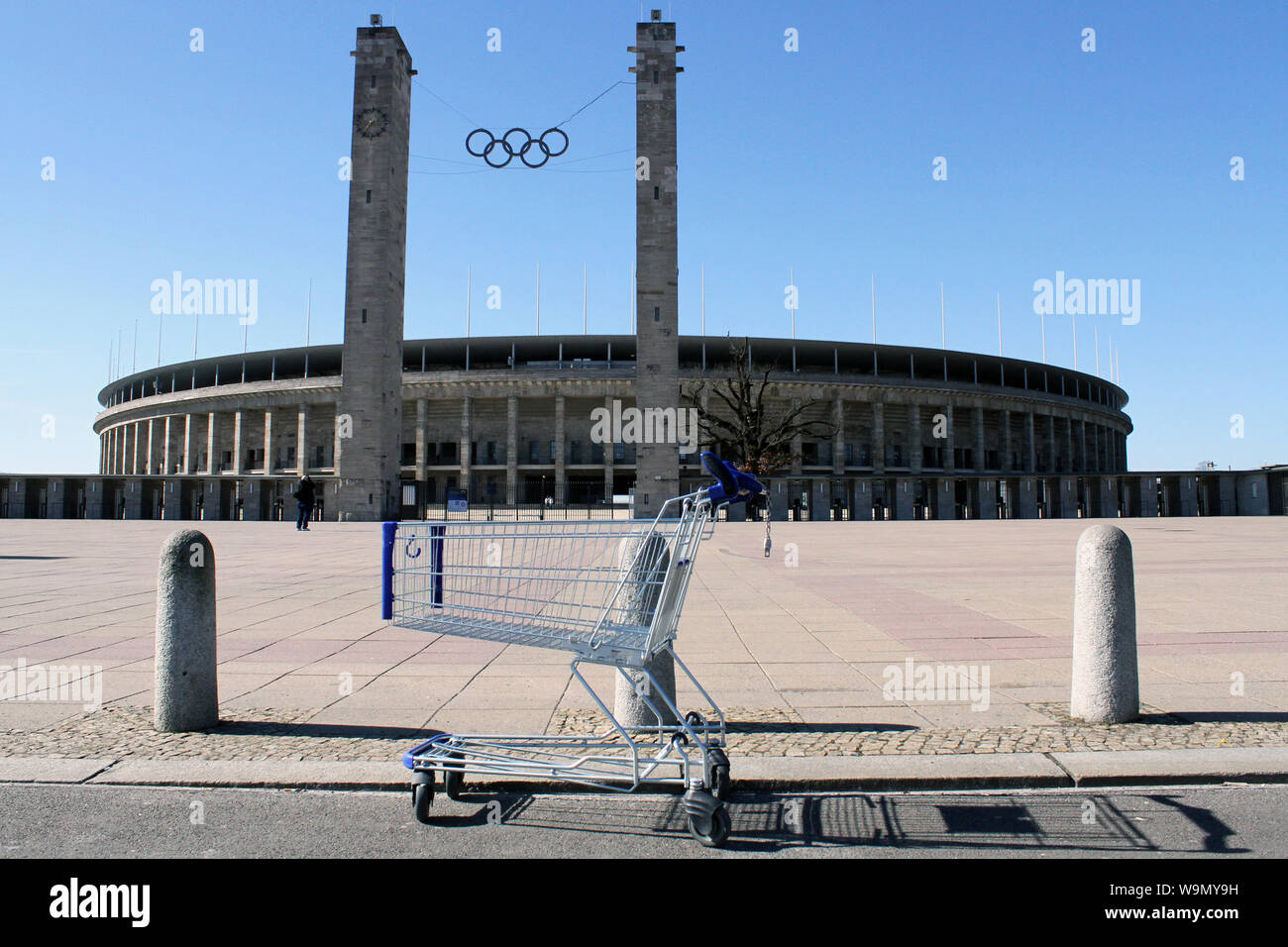 Supermarkt Einkaufswagen im Berliner Olympiastadion geparkt Stockfoto