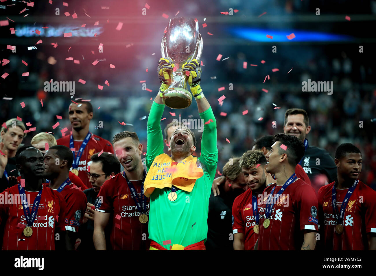 Liverpools Torhüter Adrian feiert Sieg mit der Trophäe nach dem Finale in den UEFA Super Cup Finale bei Besiktas, Istanbul Park Pfeifen. Stockfoto