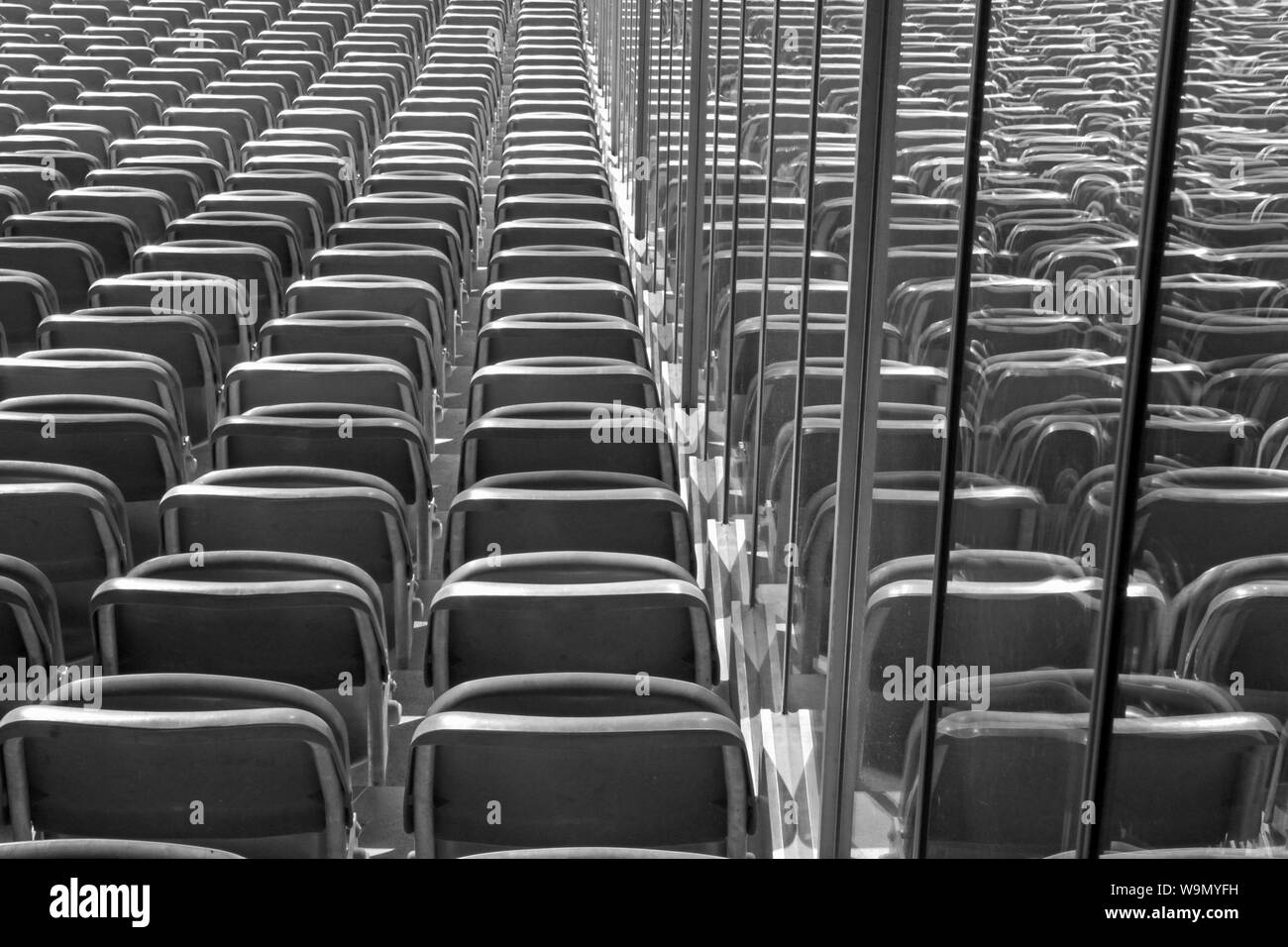 Olympiastadion Berlin Sitze in einem Glas reflektiert. Symmetrie. Stockfoto