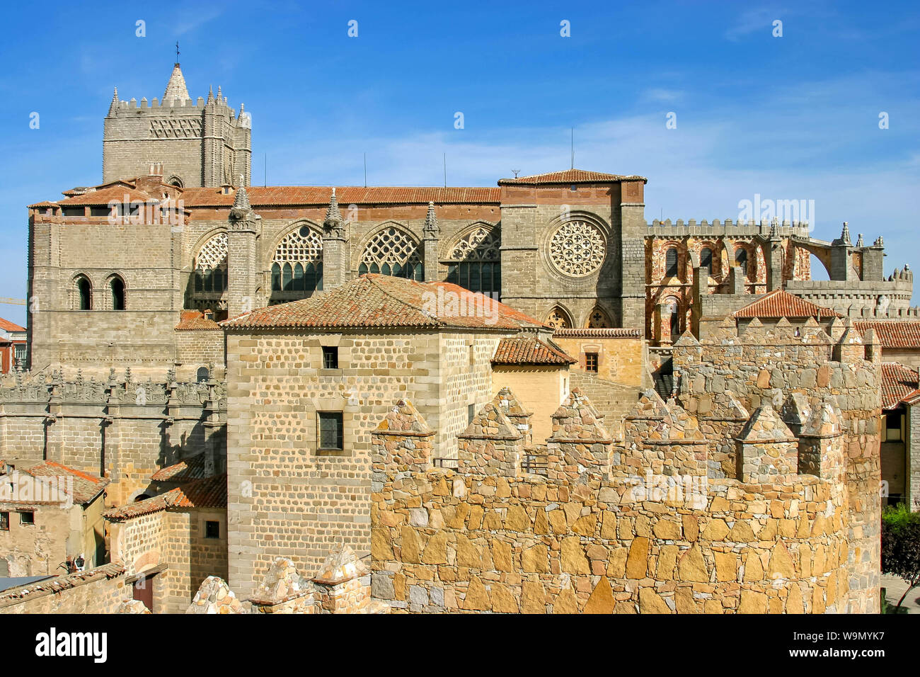 Stadtbild von Avila, Detail der Kathedrale und der Steinmauer, Spanien Stockfoto