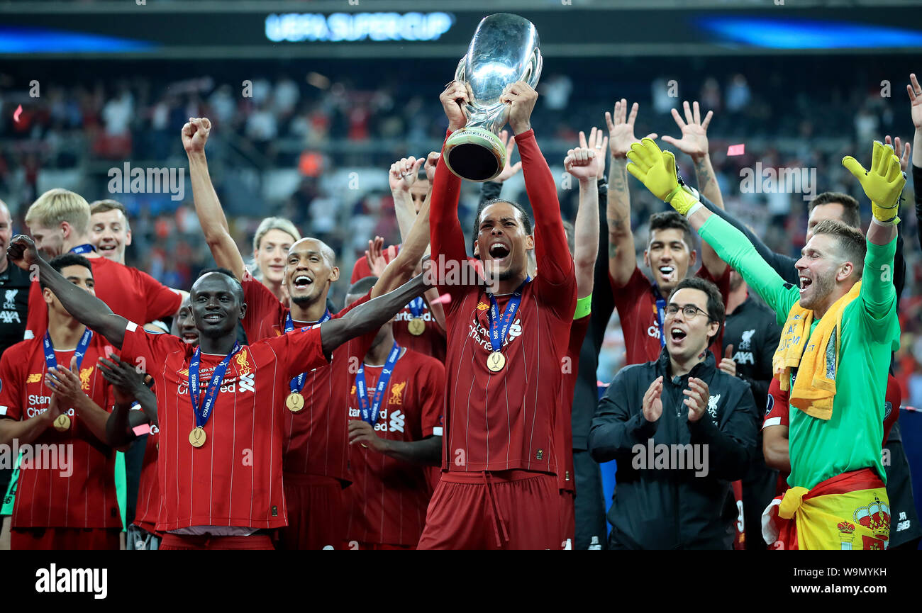 Liverpool Vergils van Dijk feiert mit der Trophäe nach dem Sieg in der UEFA Super Cup Finale bei Besiktas, Istanbul. Stockfoto