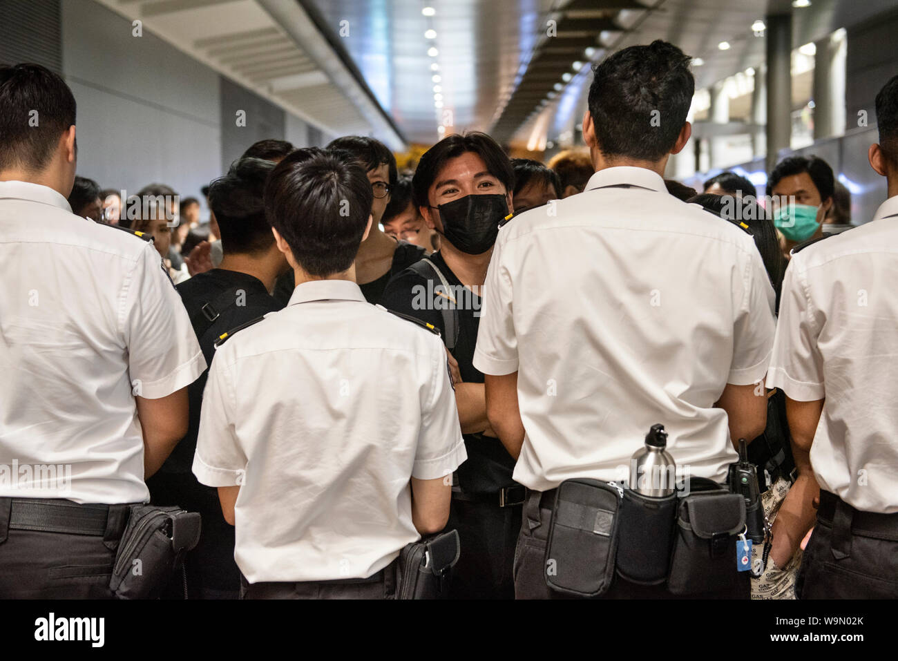 Flughafen Sicherheit Personal Demonstranten blockieren den Zugang zum internationalen Flughafen Hong Kong. Die Funktion der internationalen Flughafen Hong Kong weitgehend normal, da die Airport Authority Lebenslauf erhalten eine einstweilige Verfügung Menschen aus rechtswidrig und vorsätzlich behindert zu unterlassen oder stört, die ordnungsgemäße Nutzung des Flughafens nach einer chaotischen Nacht der Protest in der Demonstranten auf der Beifahrerseite blockiert den Zugang zu den Flugsteigen, wodurch Hunderte Flüge annulliert wird. Stockfoto