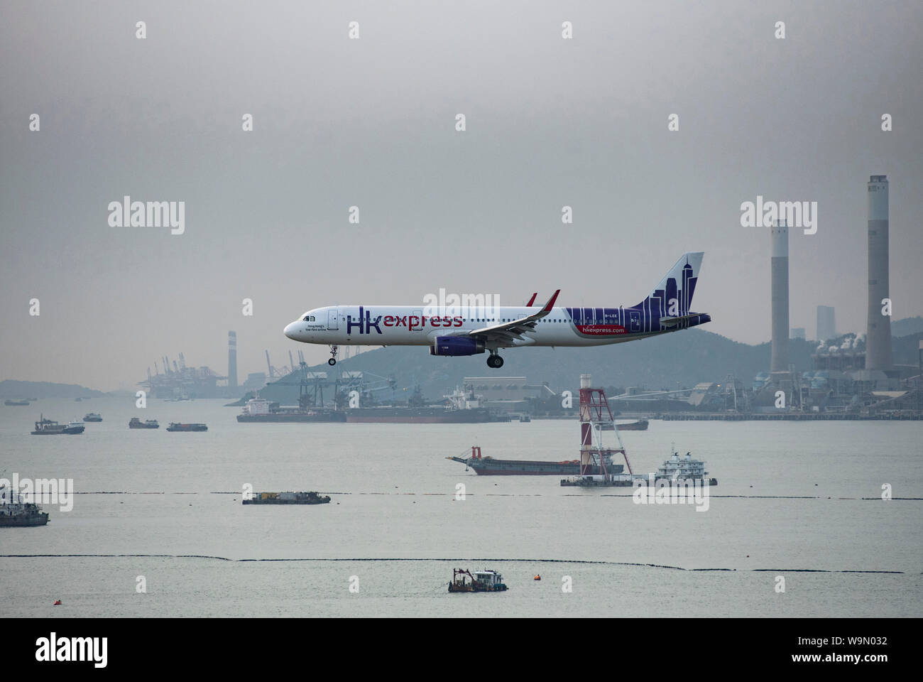 Ein Hong Kong Express Fluggesellschaft Airbus A320 gesehen Landung auf dem Internationalen Flughafen Hong Kong. Die Funktion der internationalen Flughafen Hong Kong weitgehend normal, da die Airport Authority Lebenslauf erhalten eine einstweilige Verfügung Menschen aus rechtswidrig und vorsätzlich behindert zu unterlassen oder stört, die ordnungsgemäße Nutzung des Flughafens nach einer chaotischen Nacht der Protest in der Demonstranten auf der Beifahrerseite blockiert den Zugang zu den Flugsteigen, wodurch Hunderte Flüge annulliert wird. Stockfoto