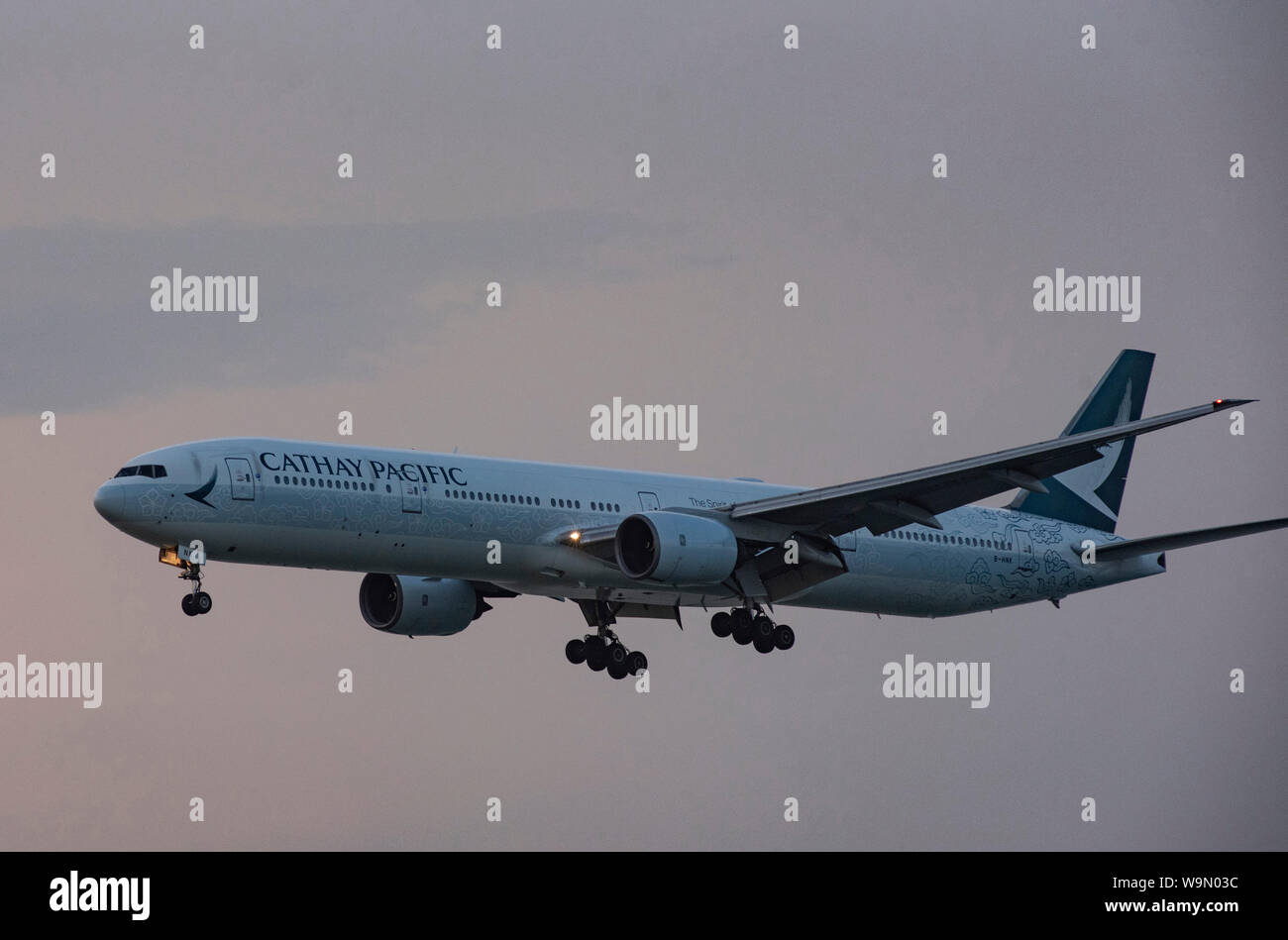 Ein Cathay Pacific Airways Boeing 777 Flugzeug Landung in Hong Kong International Airport. Der Betrieb des Hong Kong International Airport hat weitgehend normal, da die Airport Authority Lebenslauf erhalten eine einstweilige Verfügung Menschen aus rechtswidrig und vorsätzlich behindert zu unterlassen oder stört, die ordnungsgemäße Nutzung des Flughafens nach einer chaotischen Nacht der Protest in der Demonstranten auf der Beifahrerseite blockiert den Zugang zu den Flugsteigen, wodurch Hunderte Flüge annulliert wird. Stockfoto