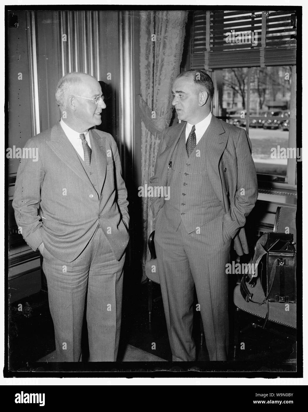 Bei Labor-Industry Konferenz. Washington, D.C., Mai 4. Alvin MacCauley, Präsident der Packard Motor Co., und T.G. Masaryk Graham, Vizepräsident der Dominikanischen Republik Goodrich Rubber Co., waren unter den prominenten Wirtschaftsvertretern die Labor-Industry Konferenz heute [bei] der Arbeit zu sorgen. Dies war der zweite in einer Serie von Konferenzen, die als Sekretär der Arbeit Perkins in den Bemühungen um Arbeit und Industrie auf, sich auf eine Formel Streiks und Aussperrungen abzuwenden, 5/4/37 Stockfoto