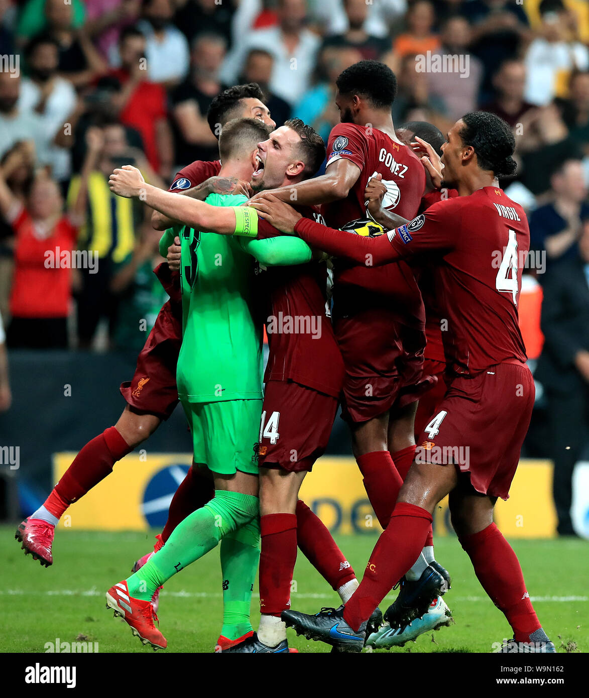 Liverpool Torwart Adrian (links) feiert mit Teamkollegen einschließlich Jordan Henderson (Mitte links) nach dem Speichern eine Strafe im shootout von Chelsea's Tammy Abraham während der UEFA Super Cup Finale bei Besiktas, Istanbul. Stockfoto