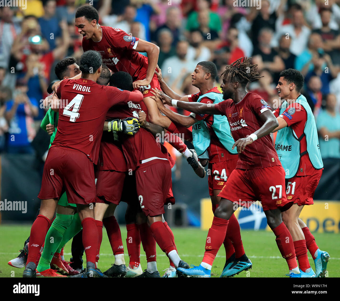 Liverpool Torwart Adrian (verdeckt) feiert mit Teamkollegen nach dem Speichern eine Strafe im shootout von Chelsea's Tammy Abraham während der UEFA Super Cup Finale bei Besiktas, Istanbul. Stockfoto