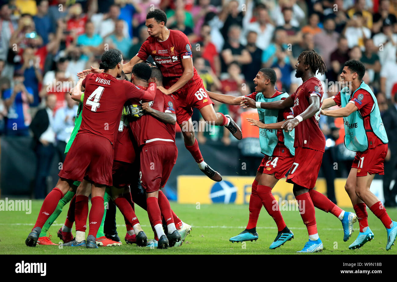 Liverpool Torwart Adrian (verdeckt) feiert mit Teamkollegen nach dem Speichern eine Strafe im shootout von Chelsea's Tammy Abraham während der UEFA Super Cup Finale bei Besiktas, Istanbul. Stockfoto