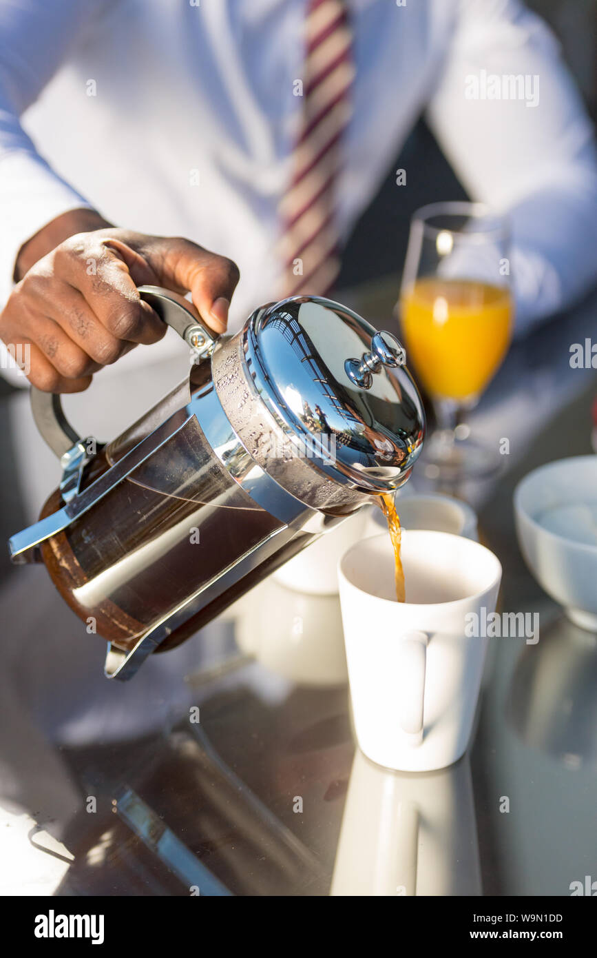 African Business Mann gießen French Press Kaffee Stockfoto