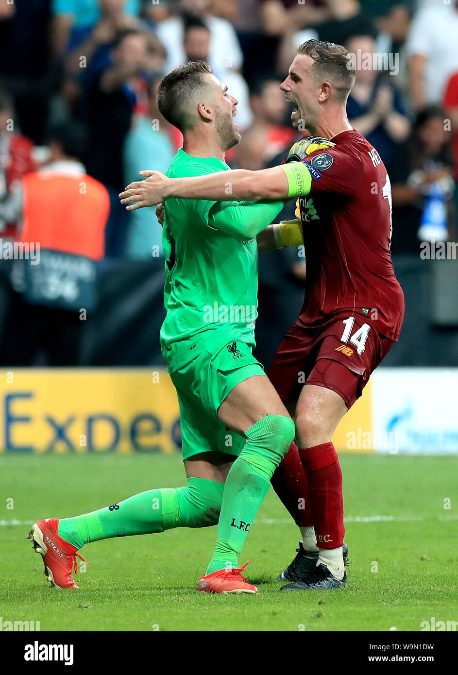 Liverpool Torwart Adrian (links) feiert mit Teamkollegen Jordan Henderson nach dem Speichern eine Strafe im shootout von Chelsea's Tammy Abraham während der UEFA Super Cup Finale bei Besiktas, Istanbul. Stockfoto