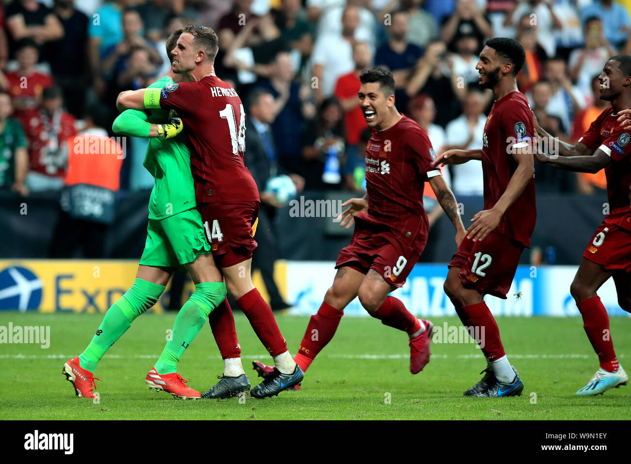 Liverpool Torwart Adrian (links) feiert mit Teamkollegen Jordan Henderson nach dem Speichern eine Strafe im shootout von Chelsea's Tammy Abraham während der UEFA Super Cup Finale bei Besiktas, Istanbul. Stockfoto
