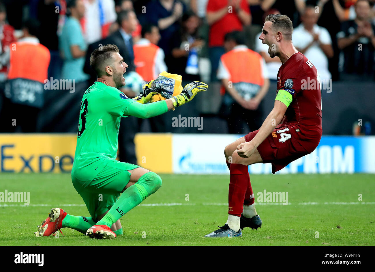 Liverpool Torwart Adrian (links) feiert mit Teamkollegen Jordan Henderson nach dem Speichern eine Strafe im shootout von Chelsea's Tammy Abraham während der UEFA Super Cup Finale bei Besiktas, Istanbul. Stockfoto