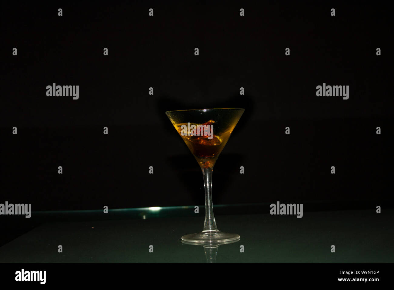 Martini Splash Cup in Flüssigkeit Gelb für eine lustige trinken Studio shot in Mexiko Stadt Stockfoto