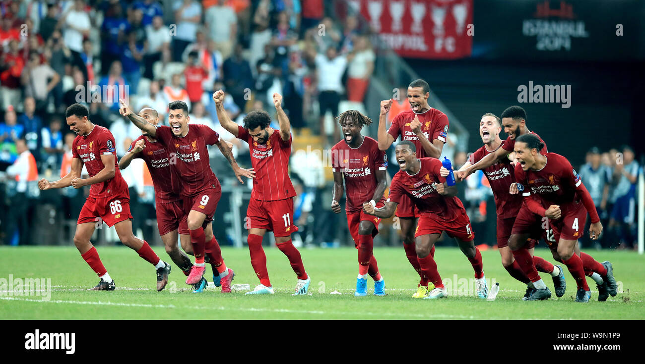 Liverpool (nach rechts) Trent Alexander-Arnold, Roberto Firmino, Mohamed Salah, Divock Beschäftigungsprojekt, Georginio Wijnaldum, Joel Matip, Jordanien Henderson, Joe Gomez und Virgil van Dijk links Sieg feiern mit Teamkollegen nach dem Elfmeterschießen in der UEFA Super Cup Finale bei Besiktas, Istanbul. Stockfoto