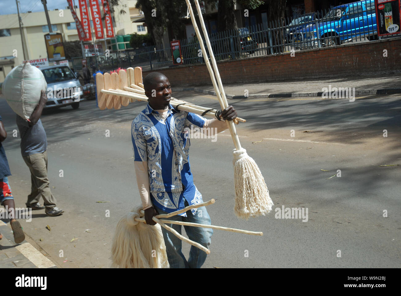 Mann verkaufen Mops in der Straße, Lilongwe, Malawi, Afrika. Stockfoto