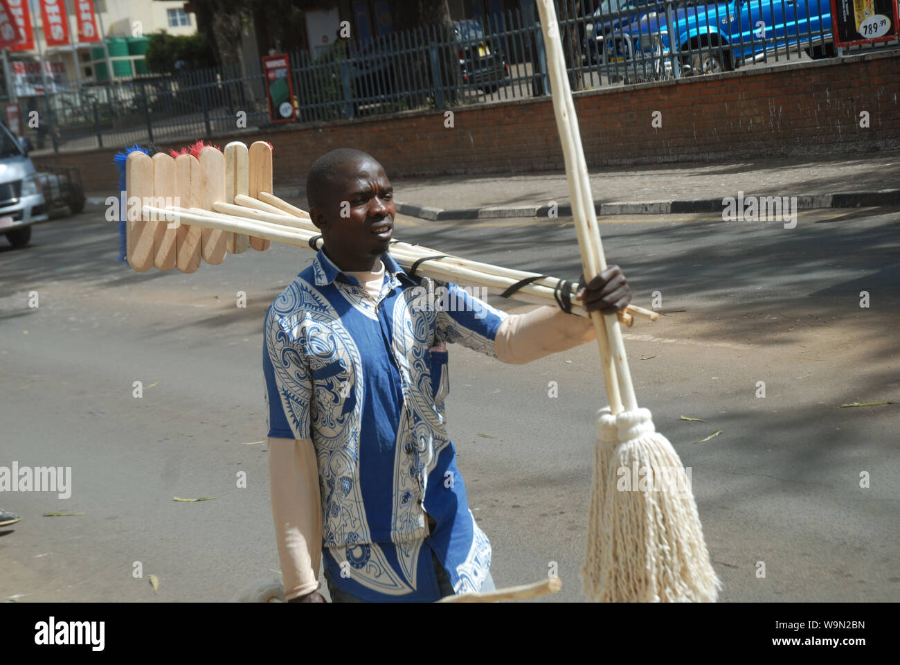 Mann verkaufen Mops in der Straße, Lilongwe, Malawi, Afrika. Stockfoto
