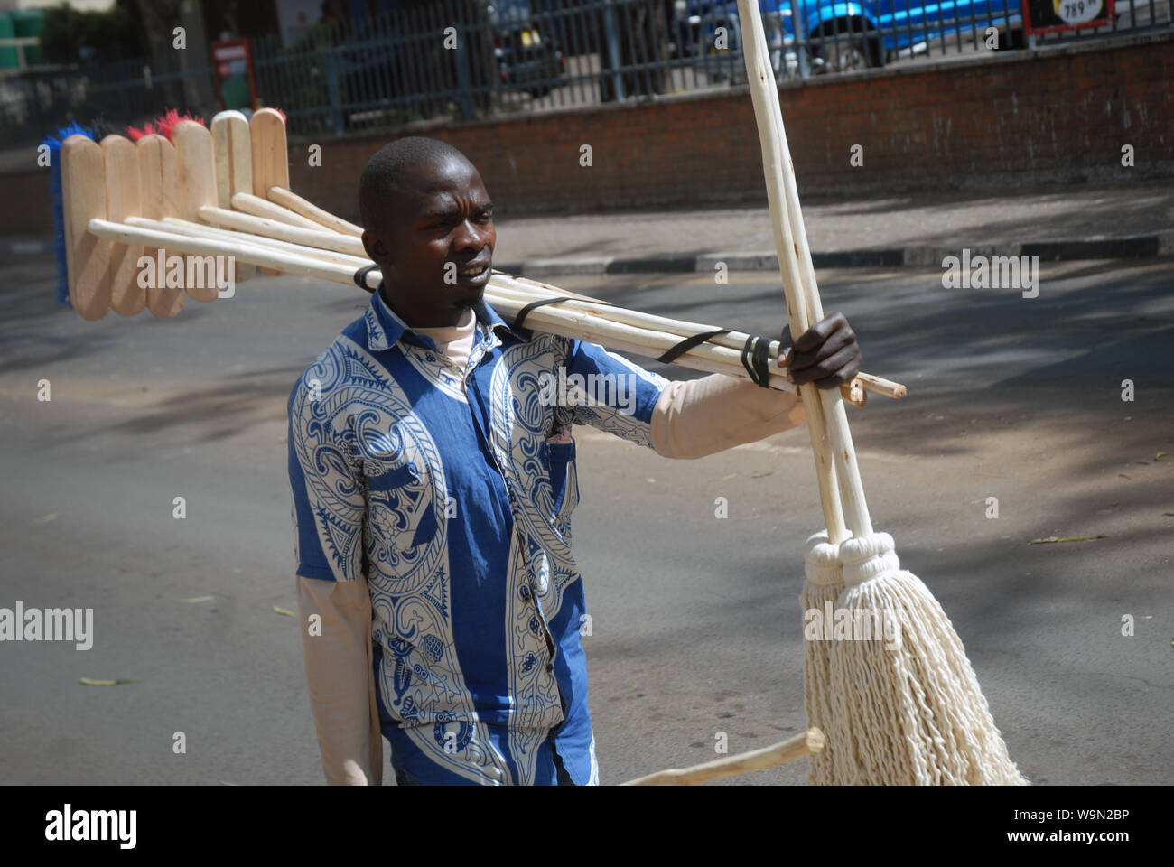 Mann verkaufen Mops in der Straße, Lilongwe, Malawi, Afrika. Stockfoto