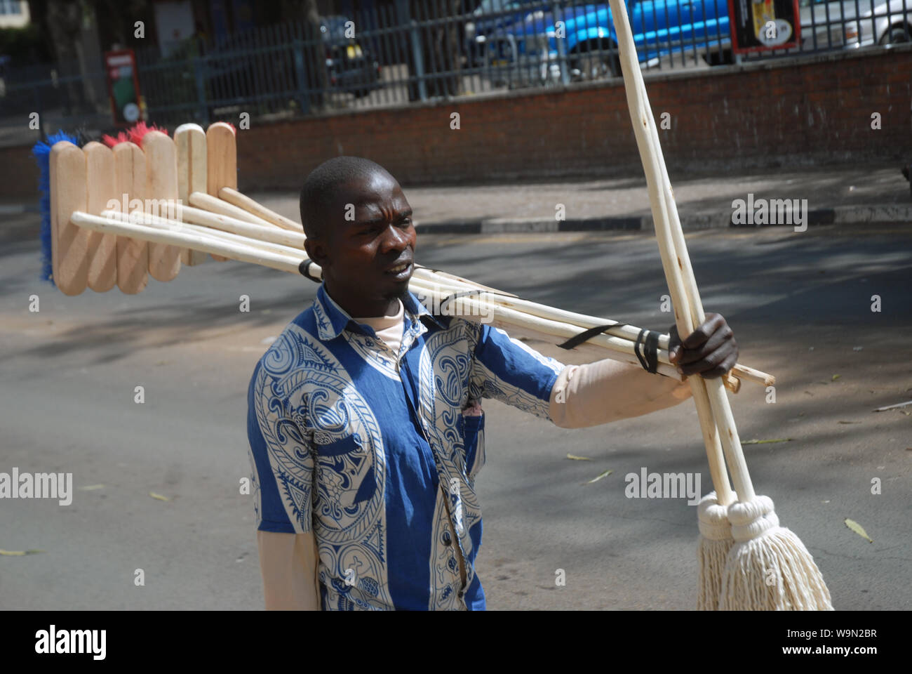 Mann verkaufen Mops in der Straße, Lilongwe, Malawi, Afrika. Stockfoto