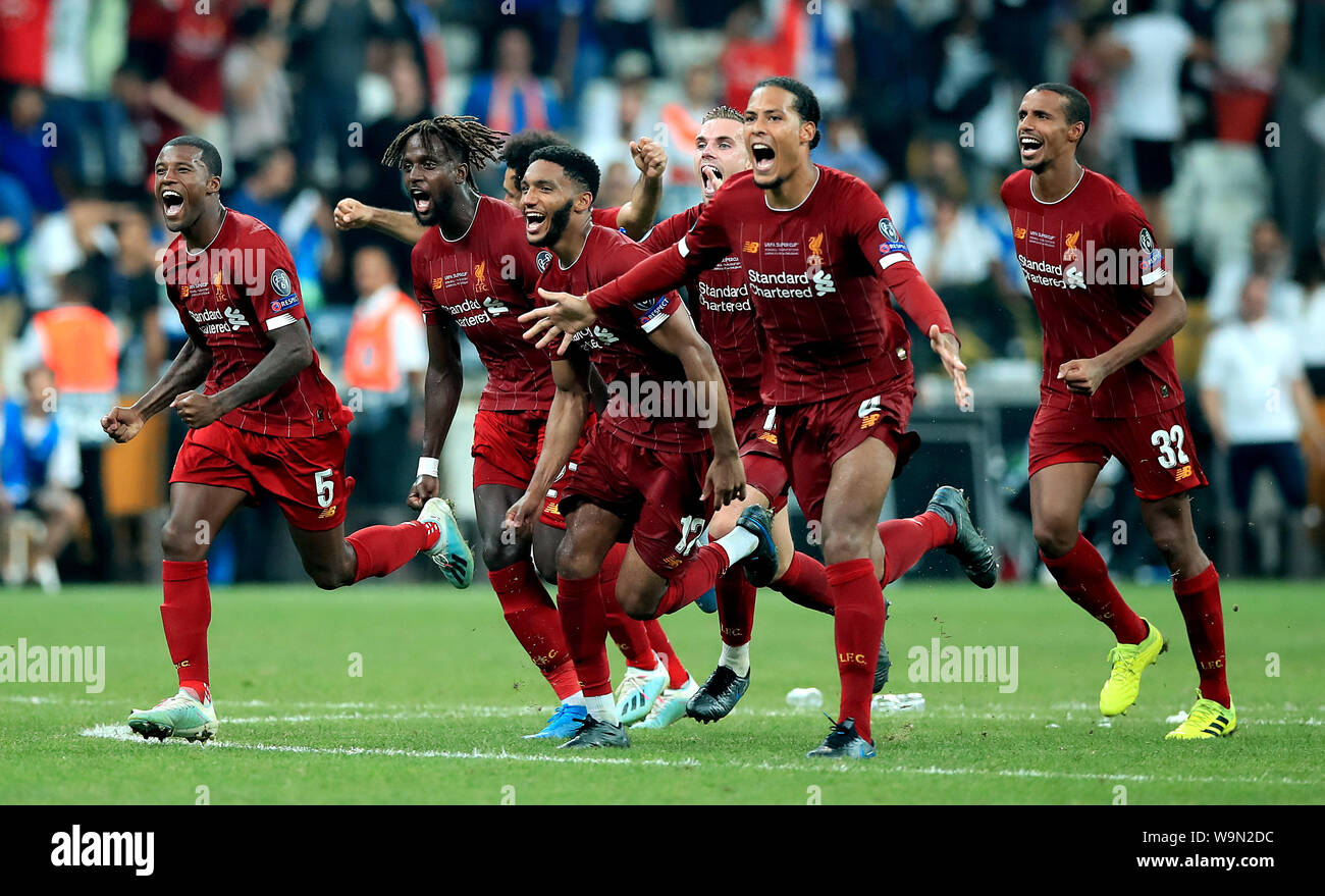 Liverpools Georginio Wijnaldum (von links nach rechts), Divock Beschäftigungsprojekt, Joe Gomez, Virgil van Dijk und Joel Matip feiern Sieg mit Teamkollegen nach dem Elfmeterschießen in der UEFA Super Cup Finale bei Besiktas, Istanbul. Stockfoto