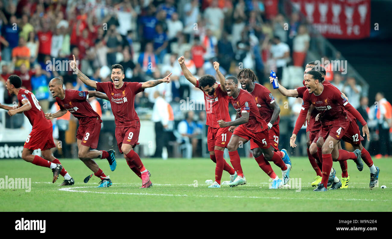 Liverpool (von links nach rechts) Fabinho, Roberto Firmino, Mohamed Salah, Georginio Wijnaldum, Divock Beschäftigungsprojekt und Virgil van Dijk feiern Sieg mit Teamkollegen nach dem Elfmeterschießen in der UEFA Super Cup Finale bei Besiktas, Istanbul. Stockfoto