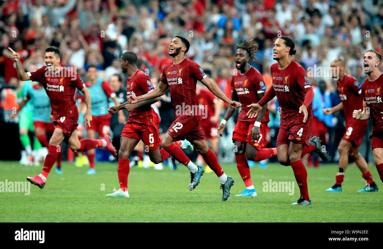 Liverpools Joe Gomez (12) und Virgil van Dijk (4) feiern Sieg mit Teamkollegen nach dem Elfmeterschießen in der UEFA Super Cup Finale bei Besiktas, Istanbul. Stockfoto