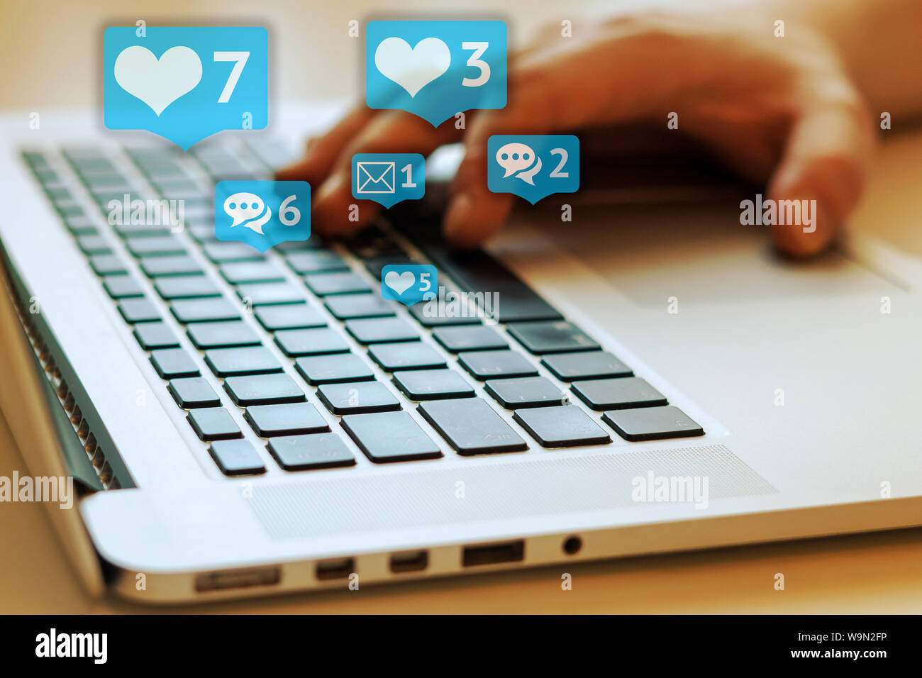 Person ist mit Laptop mit schwarzen Tasten, Social Media und Social Networking. Marketing Konzept. Herzen und Briefkästen mit Zähler. Stockfoto