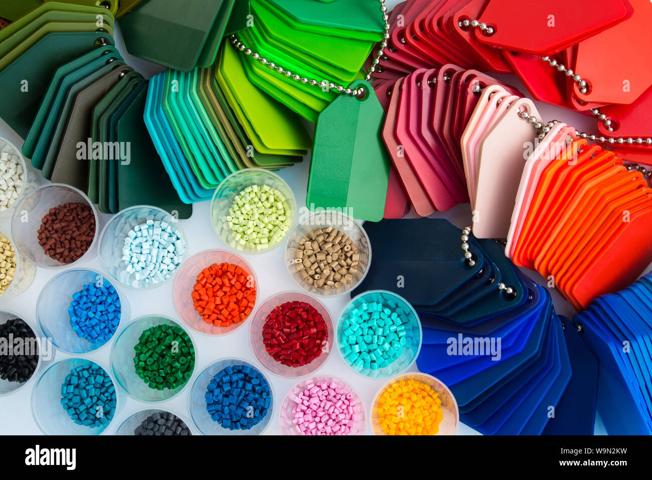 einige gefärbte Plastikpolymer Granulate im Labor Stockfoto