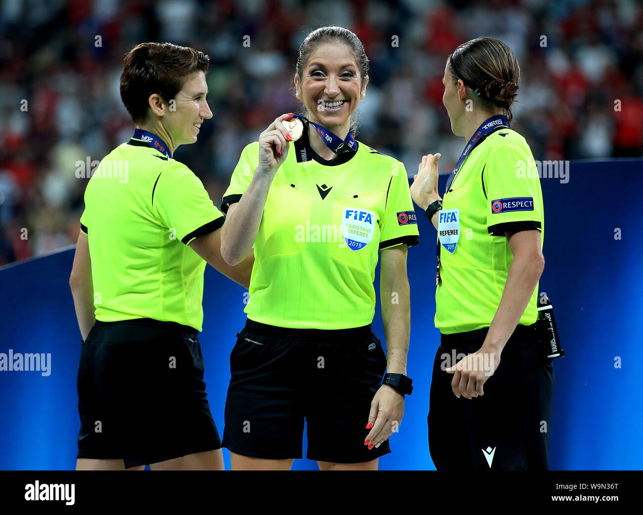Schiedsrichterassistent Manuela Nicolosi mit ihre Medaille nach dem Finale in den UEFA Super Cup Finale bei Besiktas, Istanbul Park Pfeifen. Stockfoto