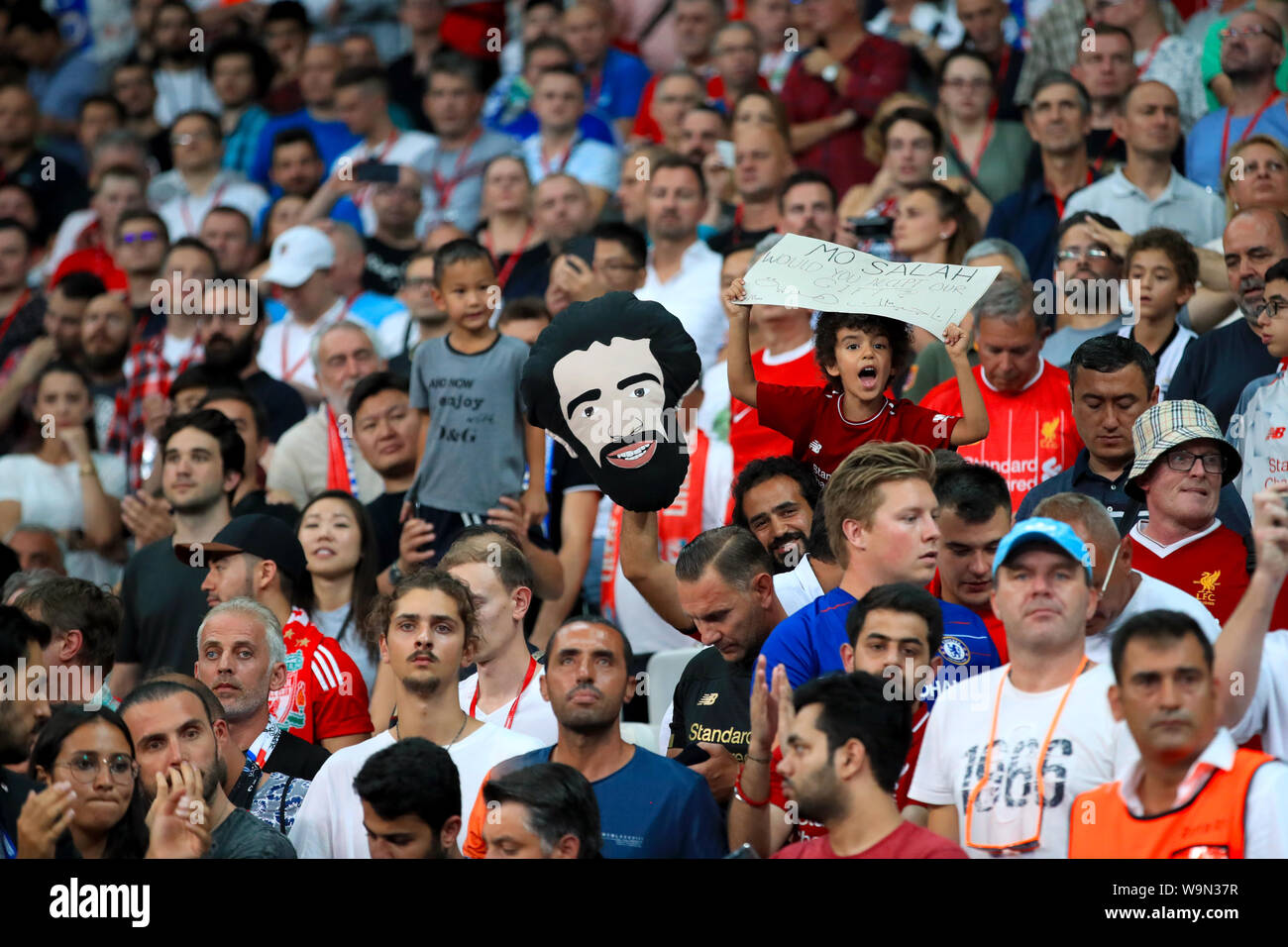 Ein Liverpool fan hält eine Maske von Liverpools Mohamed Salah in der Standplätze während der UEFA Super Cup Finale bei Besiktas, Istanbul. Stockfoto