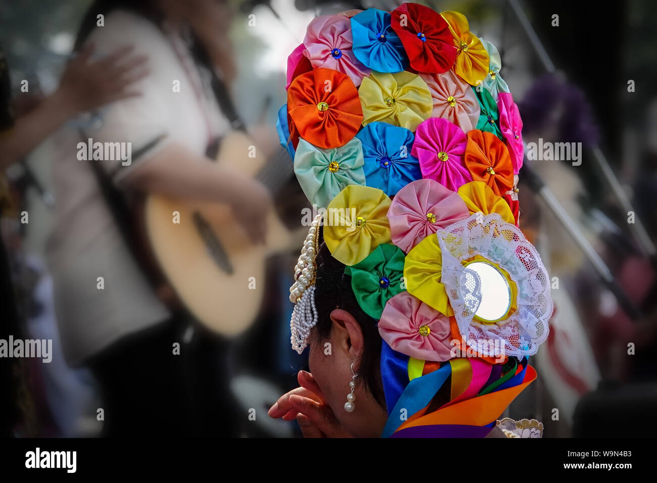 Der Kopfschmuck der Bolivianischen Tänzer bei einem Latin Festival in Tokio, Japan. Stockfoto