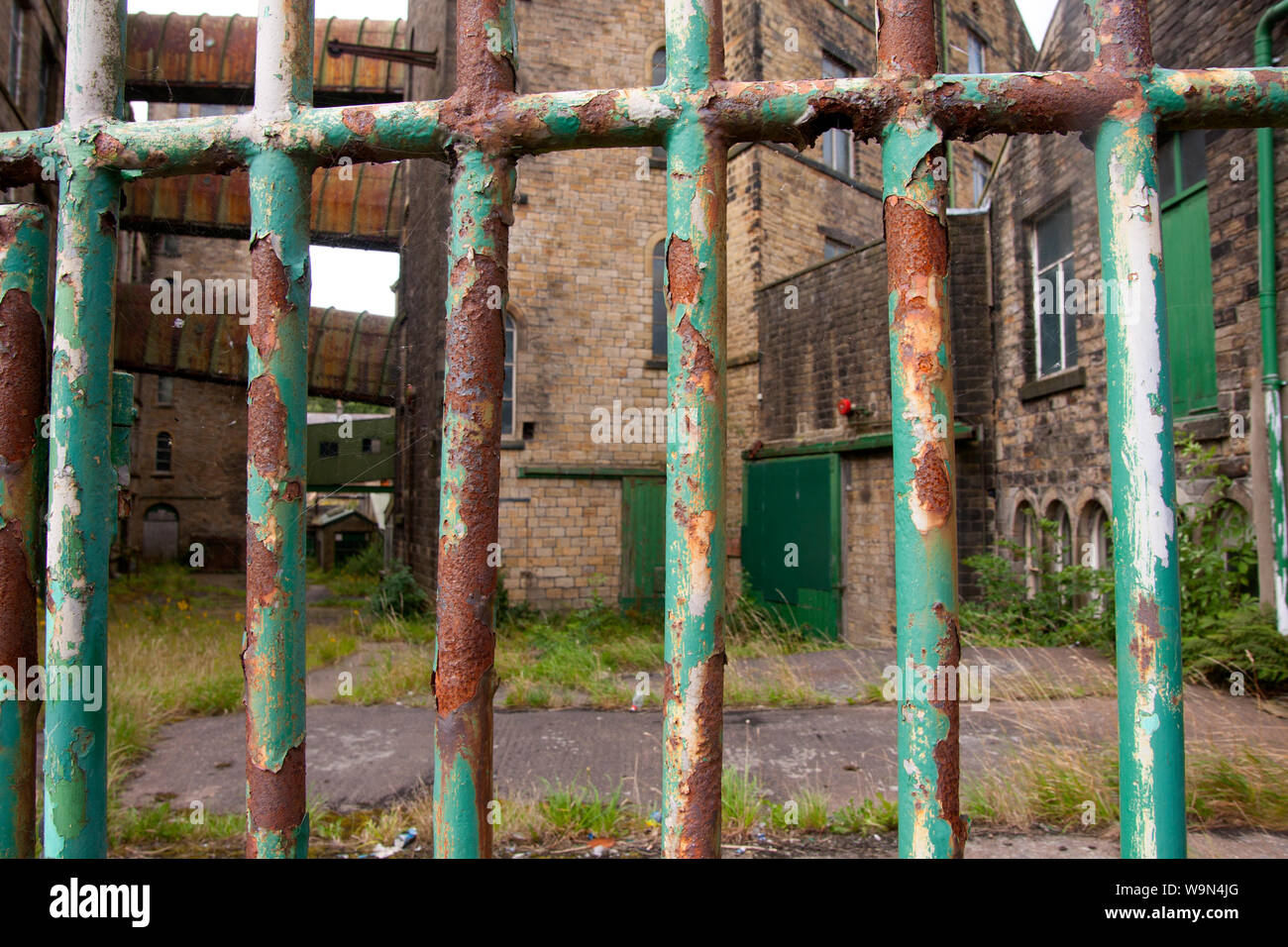 Rostige Tor im aufgegebenen wolle Mühlen in Marsden, Huddersfield, West Yorkshire Stockfoto