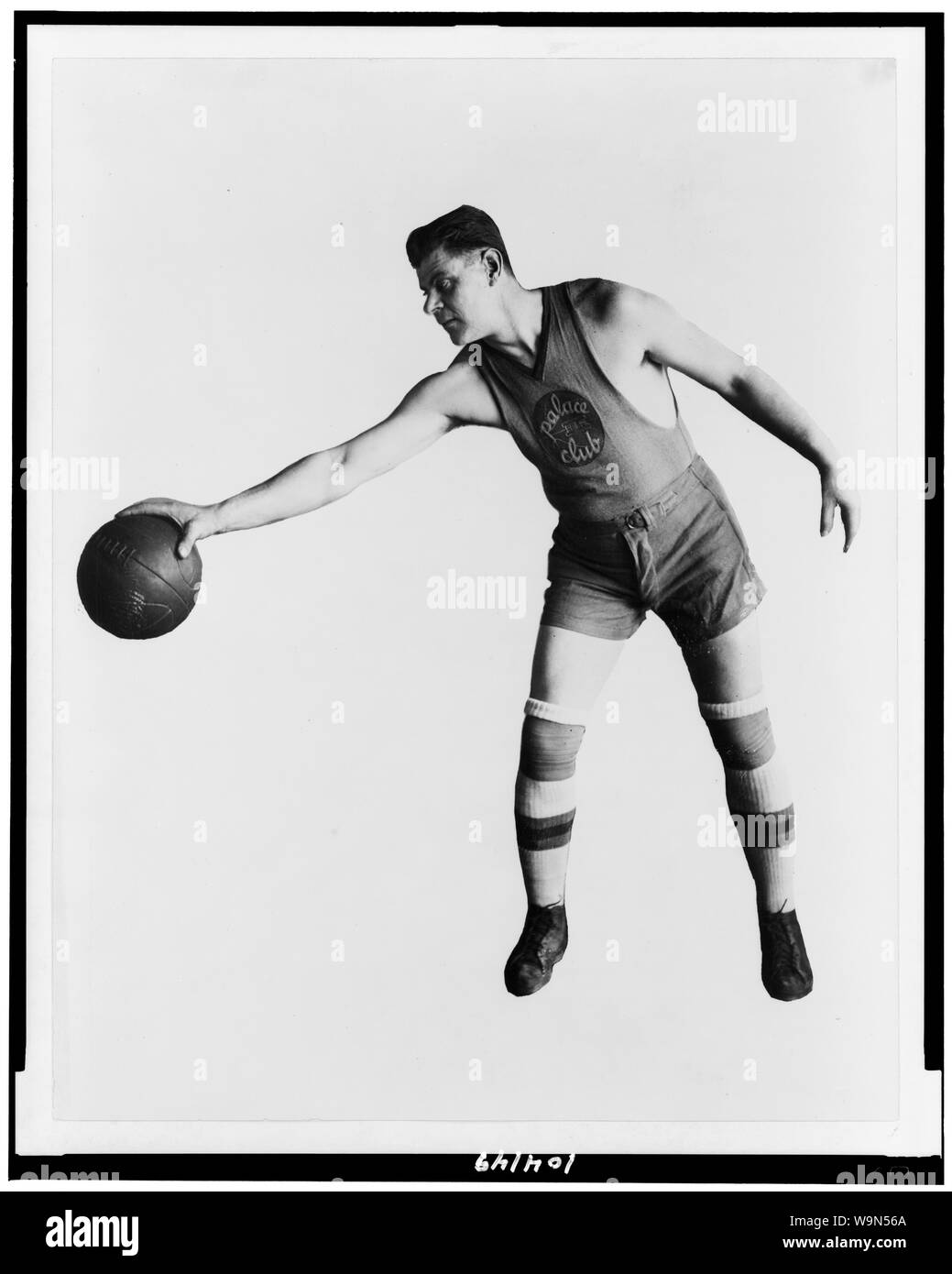 Basketballspieler der Palace Club holding Basketball auf den Kopf mit einer Hand, Washington, D.C., Bereich Stockfoto