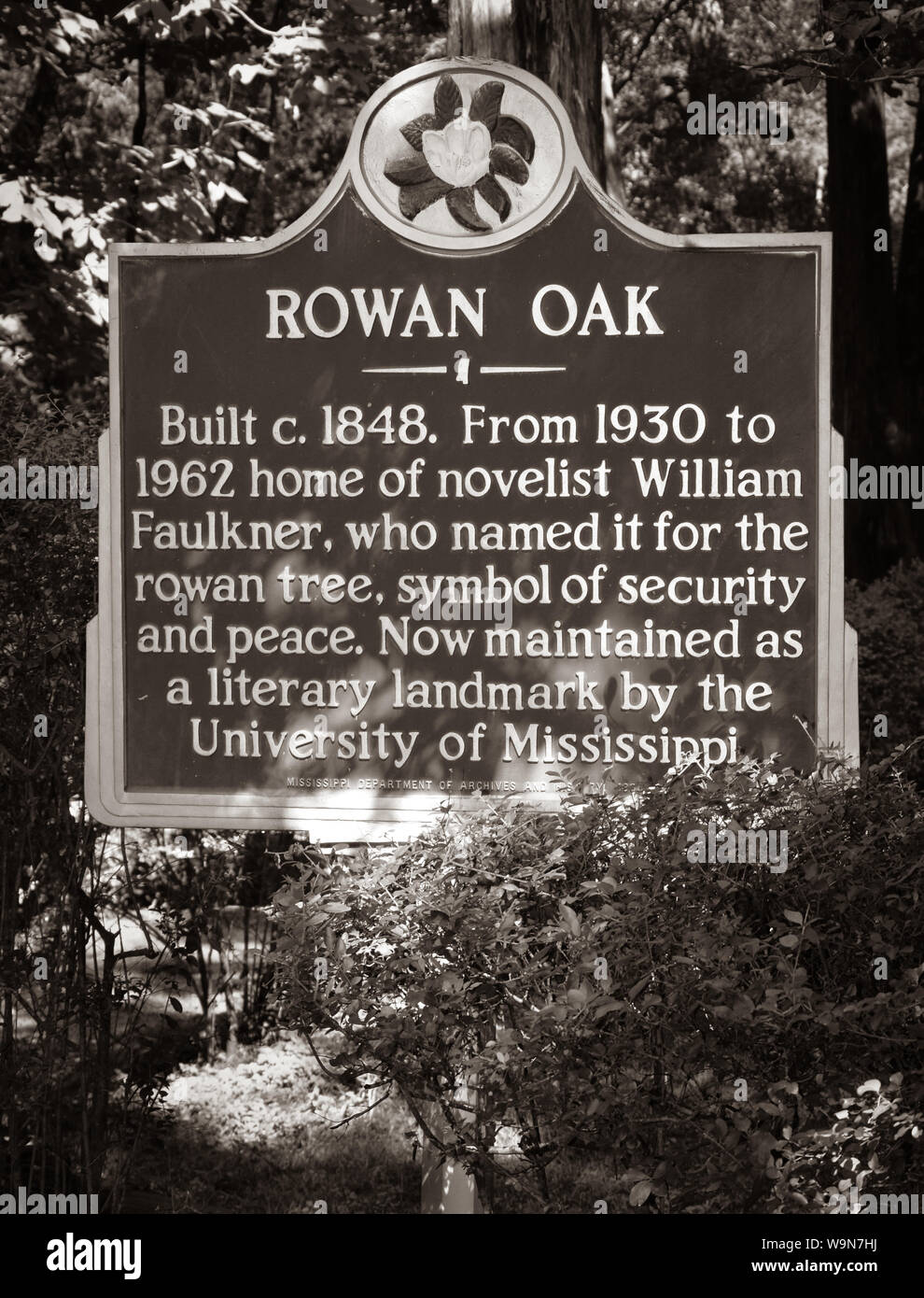 Eine literarische Wahrzeichen Zeichen für Rowan Oak, der Heimat des Pulitzer Prize winning Schriftsteller William Faulkner, Oxford, MS, USA, Stockfoto
