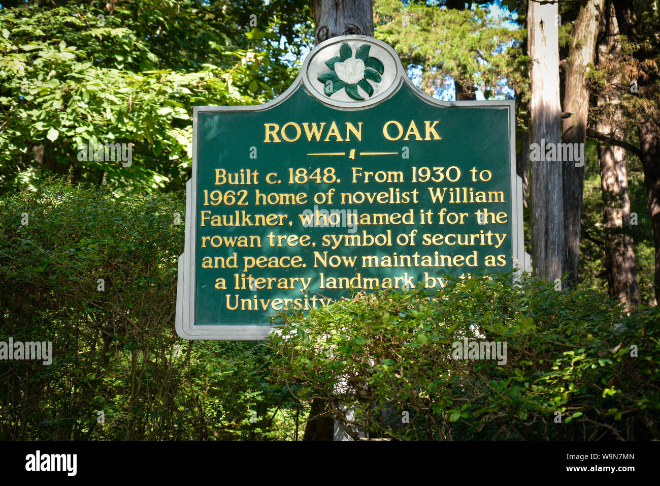 Eine literarische Wahrzeichen Marker für Rowan Oak, der Heimat der Pultizer preisgekrönte Schriftsteller William Faulkner, Oxford, MS, USA, Stockfoto