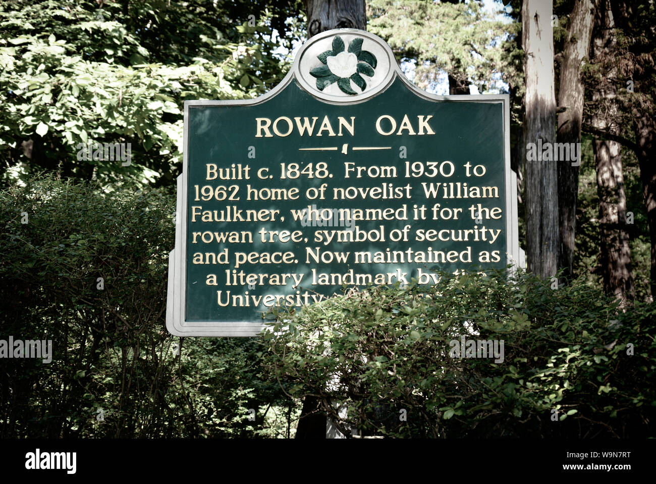 Eine literarische Wahrzeichen Zeichen für Rowan Oak, der Heimat des Pulitzer Prize winning Schriftsteller William Faulkner, Oxford, MS, USA, Stockfoto