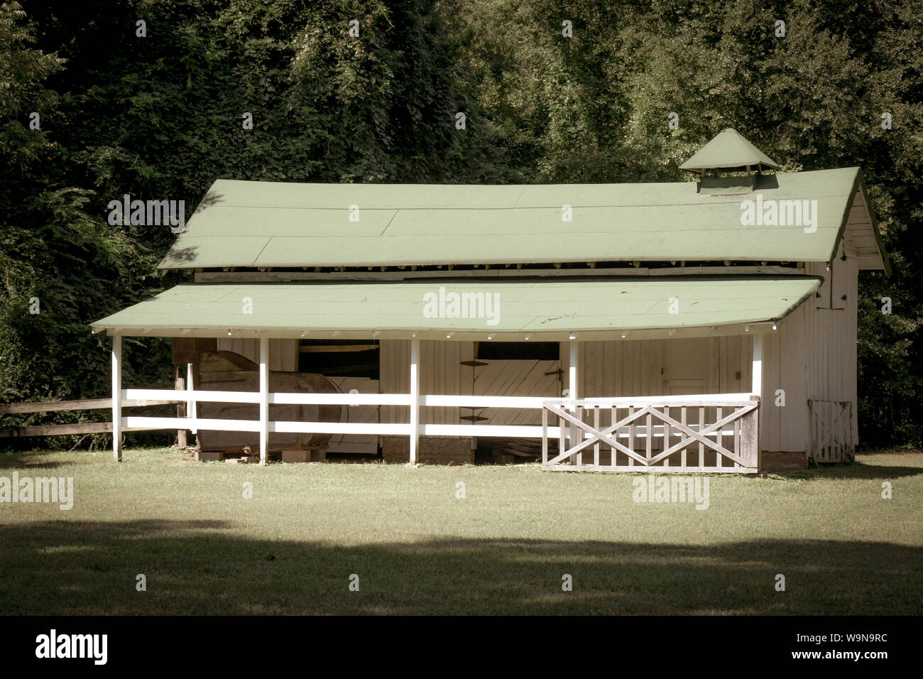 Die Alterung der handgefertigten Pferdestall an Rowan Eiche gebaut von Pulitzer Prize winning Autor William Faulkner, an seinem Haus in Oxford, MS, USA Stockfoto