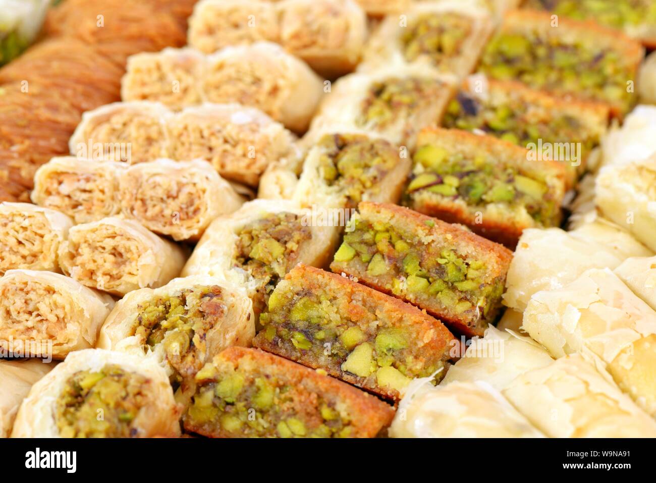 Arabische Süßigkeiten mit Pistazien, Walnüsse und Cashew Stockfoto