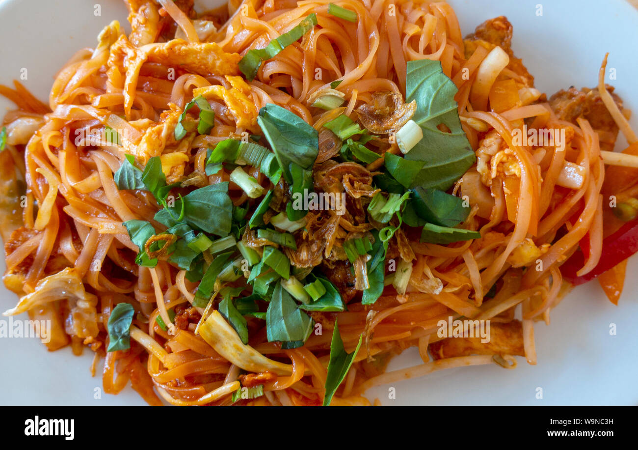 Eine vegetarische Pad Thai Dinner mit frischem Koriander und ein Glas Eiswasser Stockfoto