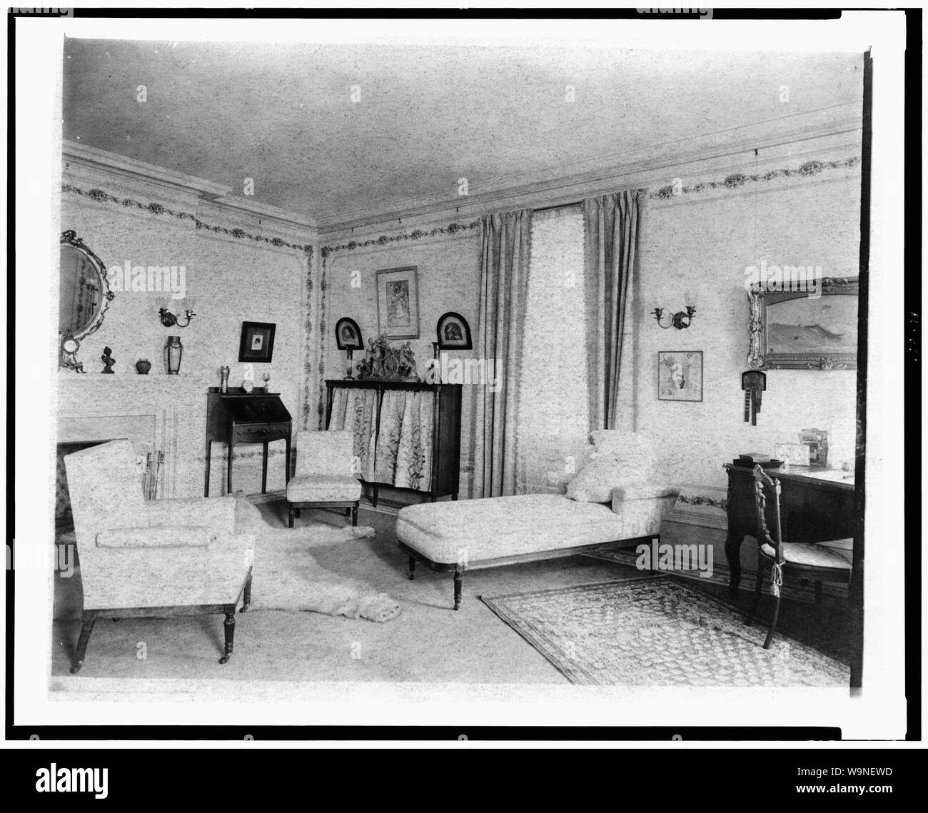 Schlafzimmer mit Kamin, gepolsterten Chaiselongue, Fenster und Polar Bear rug, Heimat von Edmund Cogswell Converse, Greenwich, Connecticut Stockfoto