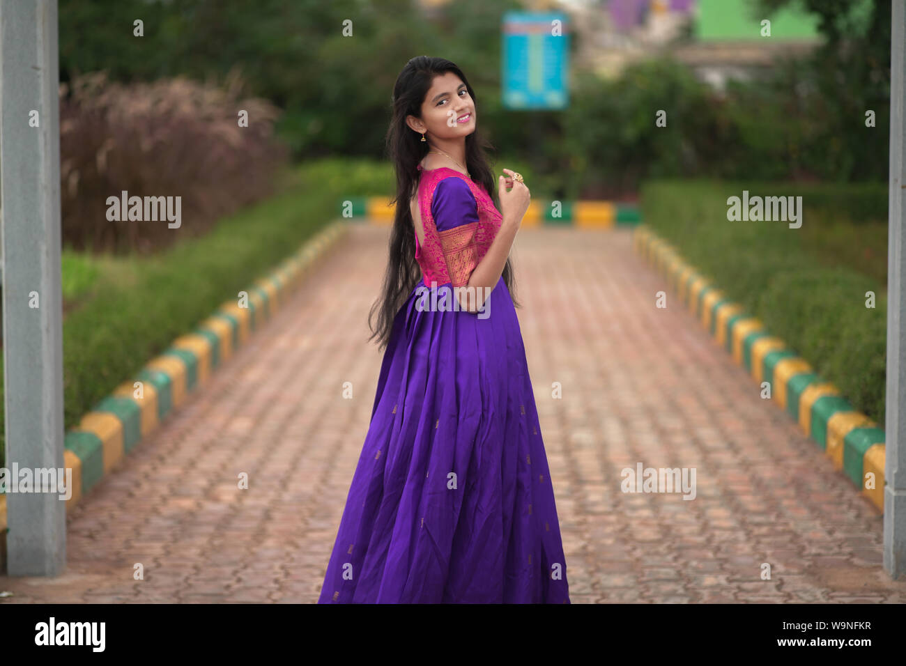 Porträt der schönen indischen Mädchen. Junge Hinduistische Frau Modell. schönes Lächeln Stockfoto