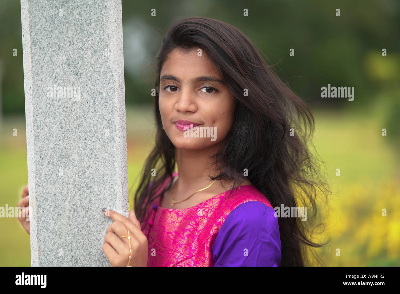 Porträt der schönen indischen Mädchen. Junge Hinduistische Frau Modell. schönes Lächeln Stockfoto