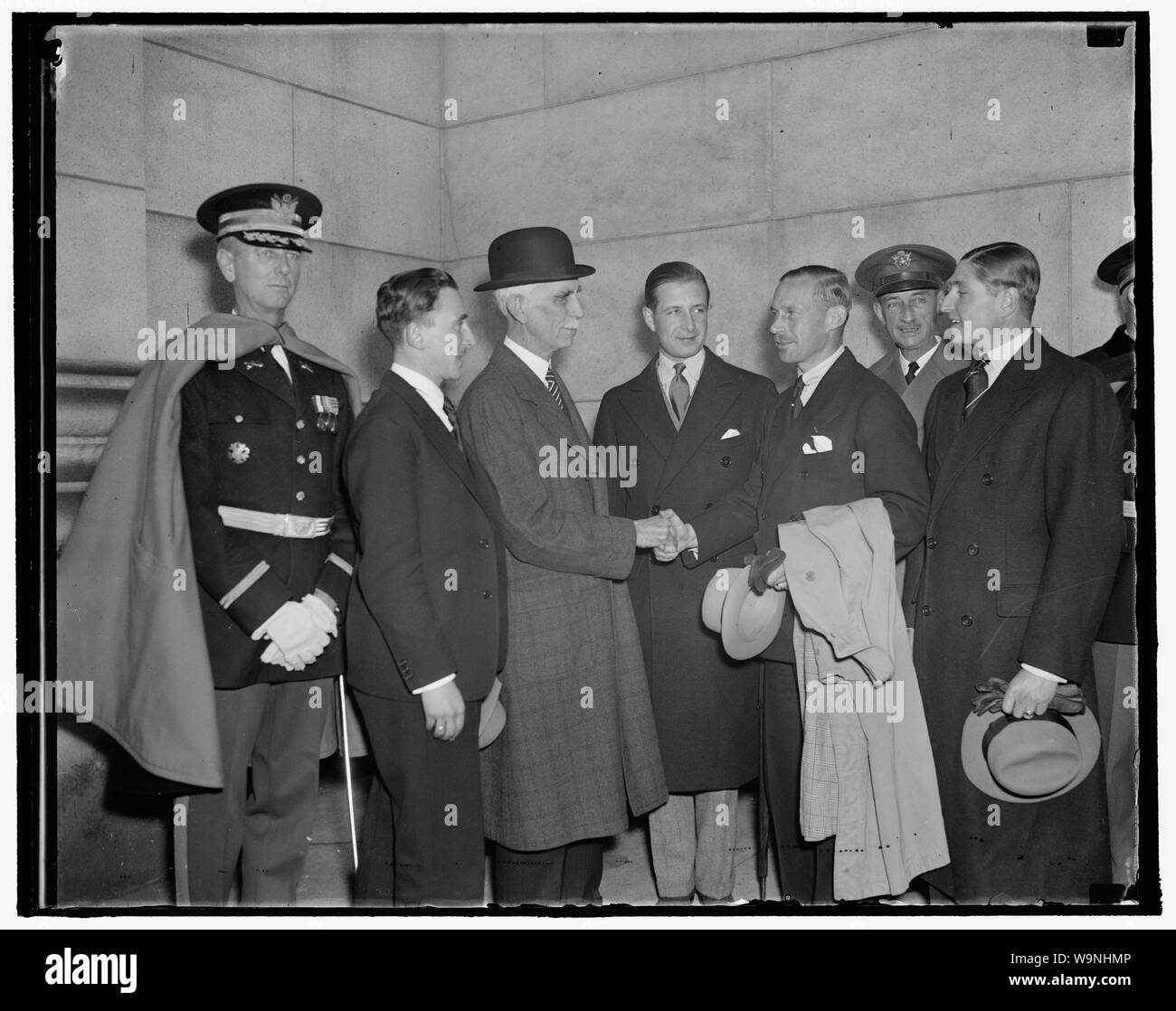 Belgischen Reitern begrüßt. Washington, D.C., Okt. 15. Eine Delegation, angeführt von D.C. Kommissar Melvin Hazen, begrüßte die Belgische Armee Horse Show Team heute bei ihrer Ankunft in der Hauptstadt. Die Belgier in der Interamerikanischen Horse Show konkurrieren in Washington Oktober 21-24 gehalten zu werden. Auf dem Foto von links nach rechts: Oberst Jonathan M. Wainwright, Kommandant von Fort Myer; Lieut. Mondron; Kommissar Paul Hazen; Lieut. Ives Van Strydonck; Kapitän Henri De Menten De Horne; Oberst Alexander M. Miller; Lieut. Ferdinand Poswick. 10/15/37 Stockfoto