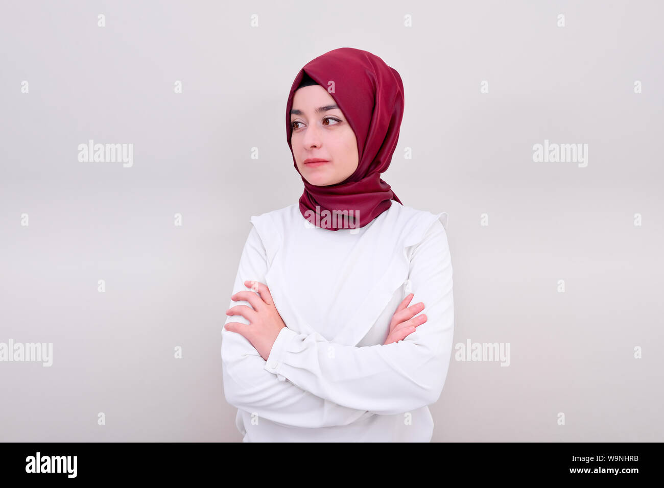 Muslimische Mädchen verschränkte Arme mit isolierten weißen Hintergrund, Hijab muslimische Lehrer oder Arzt Frau verschränkten Armen Stockfoto