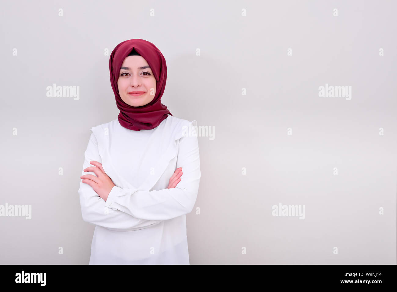 Hijab muslimische Frau verschränkte Arme, muslimischen Mädchen, Arzt oder Lehrer verschränkte Arme Stockfoto