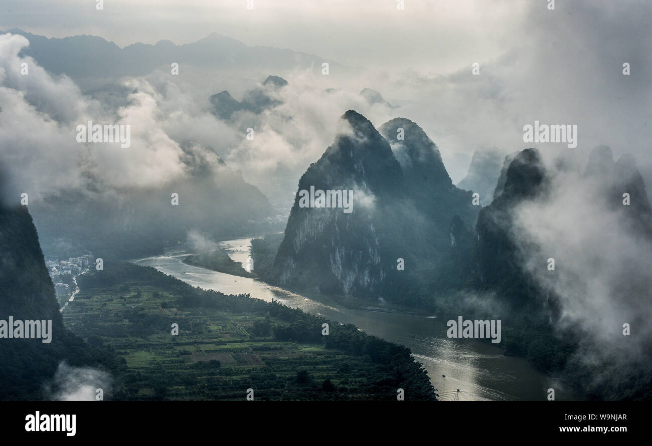 Guangxi, Guangxi, China. 15 Aug, 2019. Foto am Morgen des Fluss Lijiang in Xingping xianggong Berg, Stadt, Yangshuo, 13.08.2019. Credit: SIPA Asien/ZUMA Draht/Alamy leben Nachrichten Stockfoto