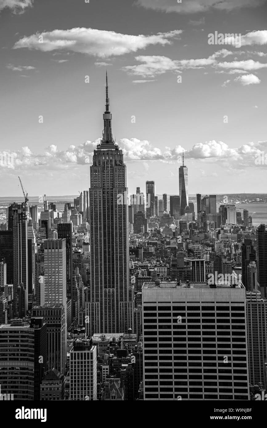 NYCs Lower Manhattan mit dem Empire State Building von einem hohen Punkt in Midtown Stockfoto