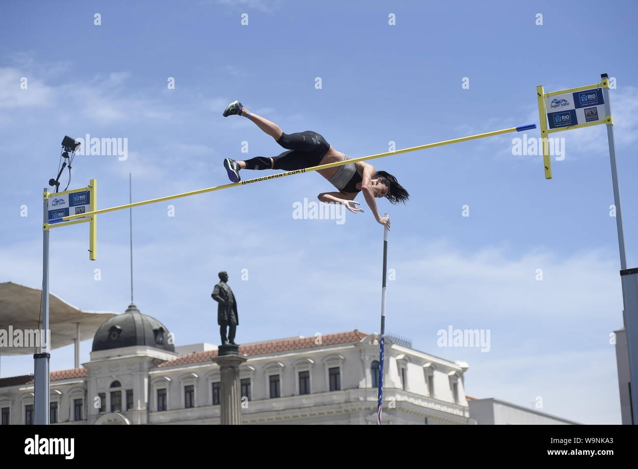 Rio de Janeiro-Brazil, 28. Februar 2016. Der Wettbewerb olympischer Sport, Stabhochsprung in Maua Platz, Wahrzeichen der Stadt Rio de Janeiro Stockfoto