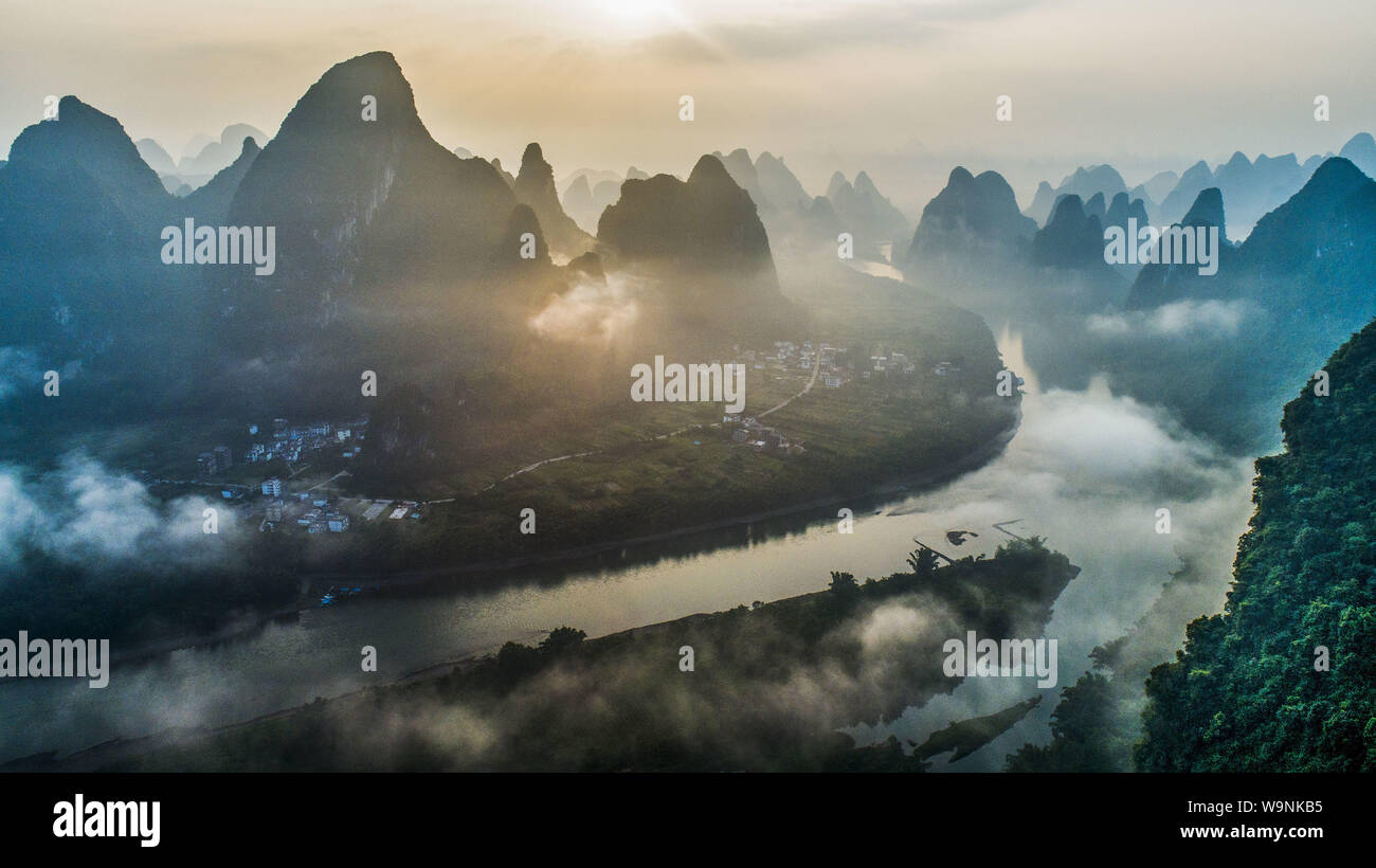 Guangxi, Guangxi, China. 15 Aug, 2019. Foto am Morgen des Fluss Lijiang in Xingping xianggong Berg, Stadt, Yangshuo, 13.08.2019. Credit: SIPA Asien/ZUMA Draht/Alamy leben Nachrichten Stockfoto