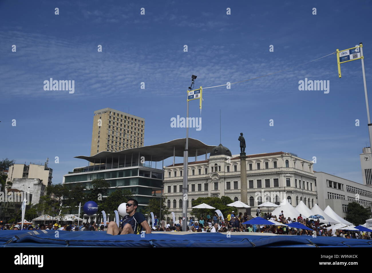 Rio de Janeiro-Brazil, 28. Februar 2016. Der Wettbewerb olympischer Sport, Stabhochsprung in Maua Platz, Wahrzeichen der Stadt Rio de Janeiro Stockfoto